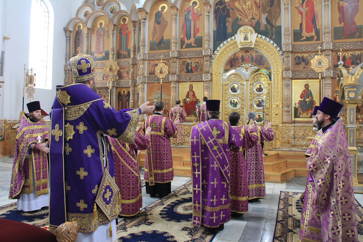 Литургия василия великого. Воскресенский собор Тверь литургия. Великий четверг литургия Василия Великого. Литургия Василия Великого в храме. Божественная литургия Василия Великого.