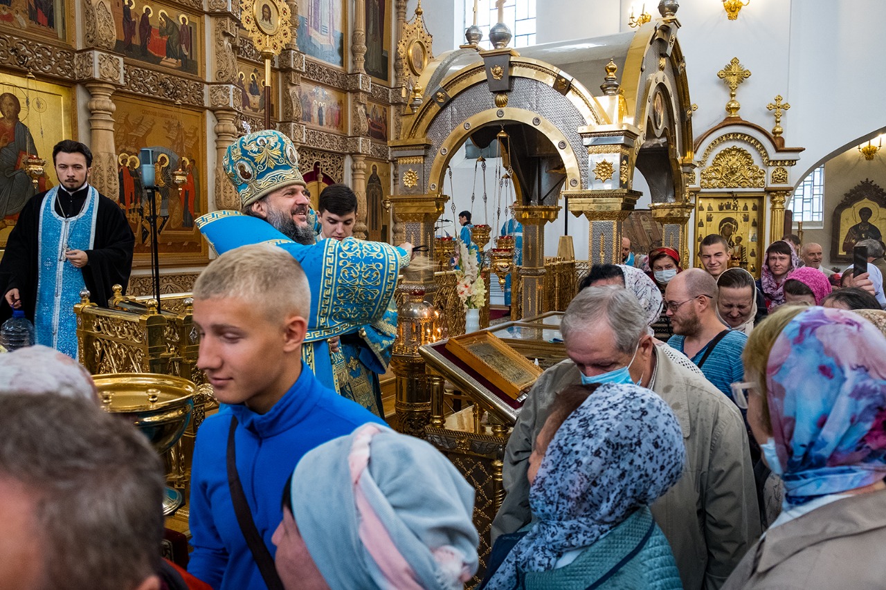 Тверская епархия. Тверская митрополия собор Воскресенский. Воскресенский собор Тверь литургия. Тверская епархия Амвросий Преображенский собор. Воскресенский кафедральный собор г. Тверь зима.